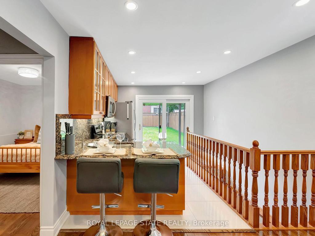 









746


Roxborough

Avenue,
Hamilton,




ON
L8H 1S7

