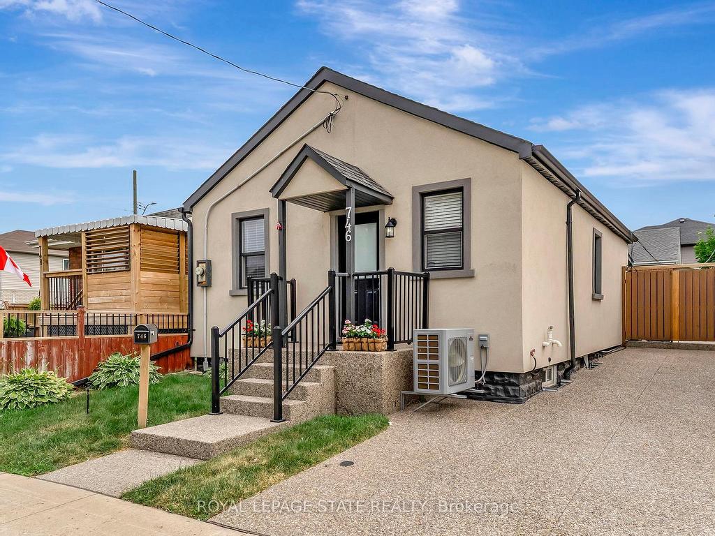 









746


Roxborough

Avenue,
Hamilton,




ON
L8H 1S7

