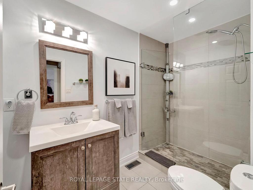 









746


Roxborough

Avenue,
Hamilton,




ON
L8H 1S7

