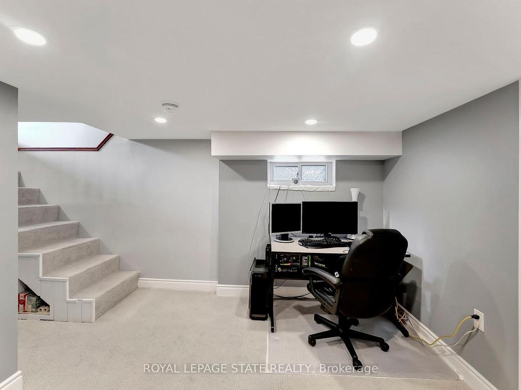 









746


Roxborough

Avenue,
Hamilton,




ON
L8H 1S7

