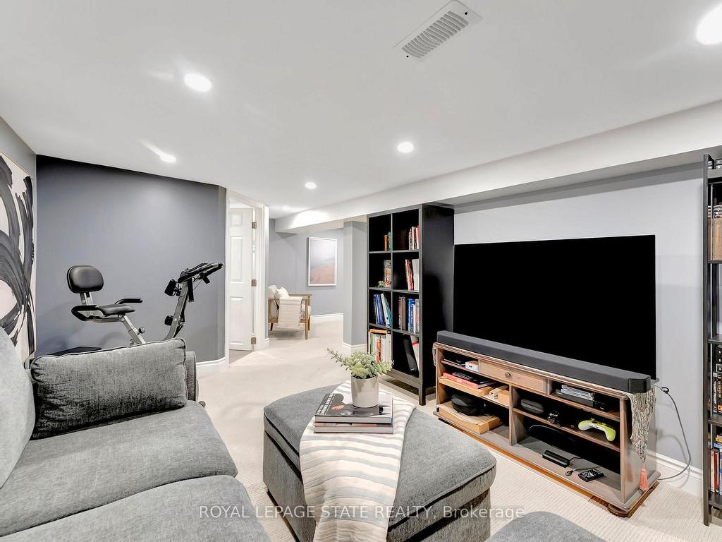 









746


Roxborough

Avenue,
Hamilton,




ON
L8H 1S7


