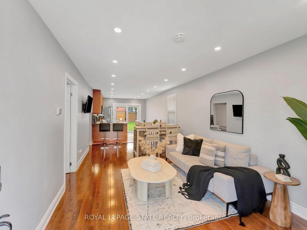 









746


Roxborough

Avenue,
Hamilton,




ON
L8H 1S7

