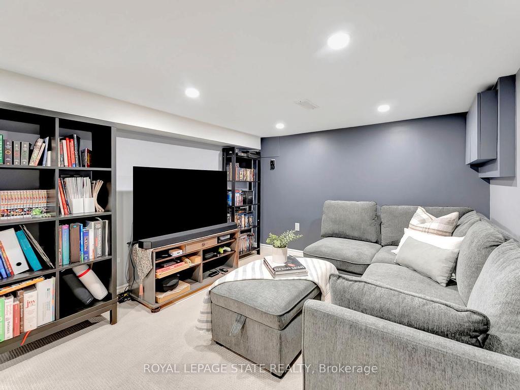 









746


Roxborough

Avenue,
Hamilton,




ON
L8H 1S7

