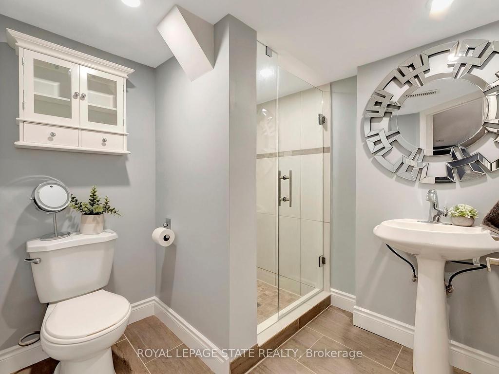 









746


Roxborough

Avenue,
Hamilton,




ON
L8H 1S7

