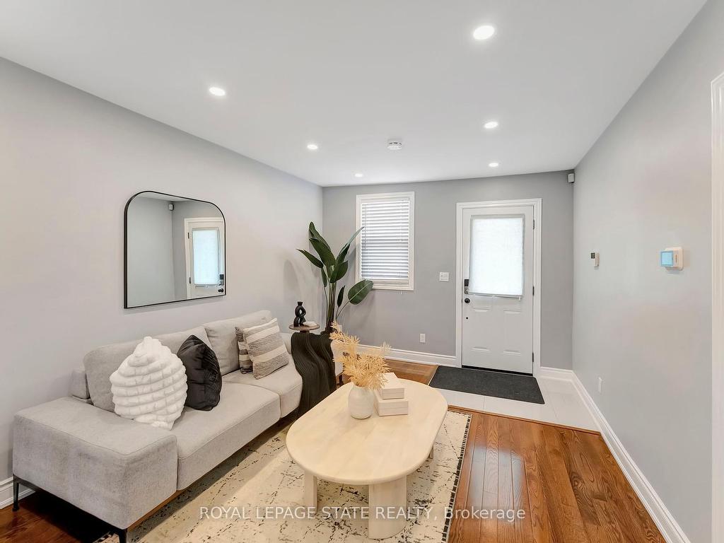 









746


Roxborough

Avenue,
Hamilton,




ON
L8H 1S7

