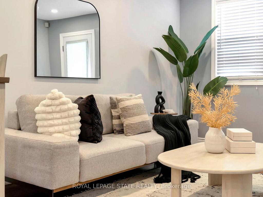 









746


Roxborough

Avenue,
Hamilton,




ON
L8H 1S7


