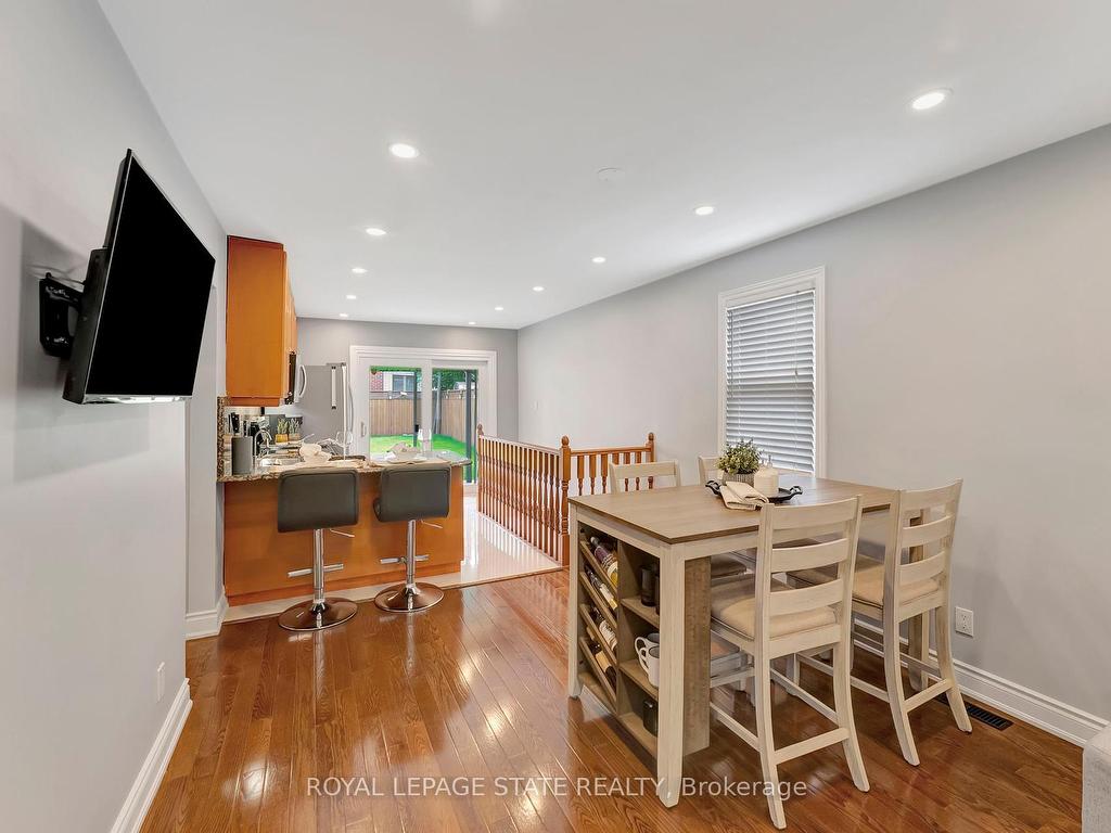 









746


Roxborough

Avenue,
Hamilton,




ON
L8H 1S7

