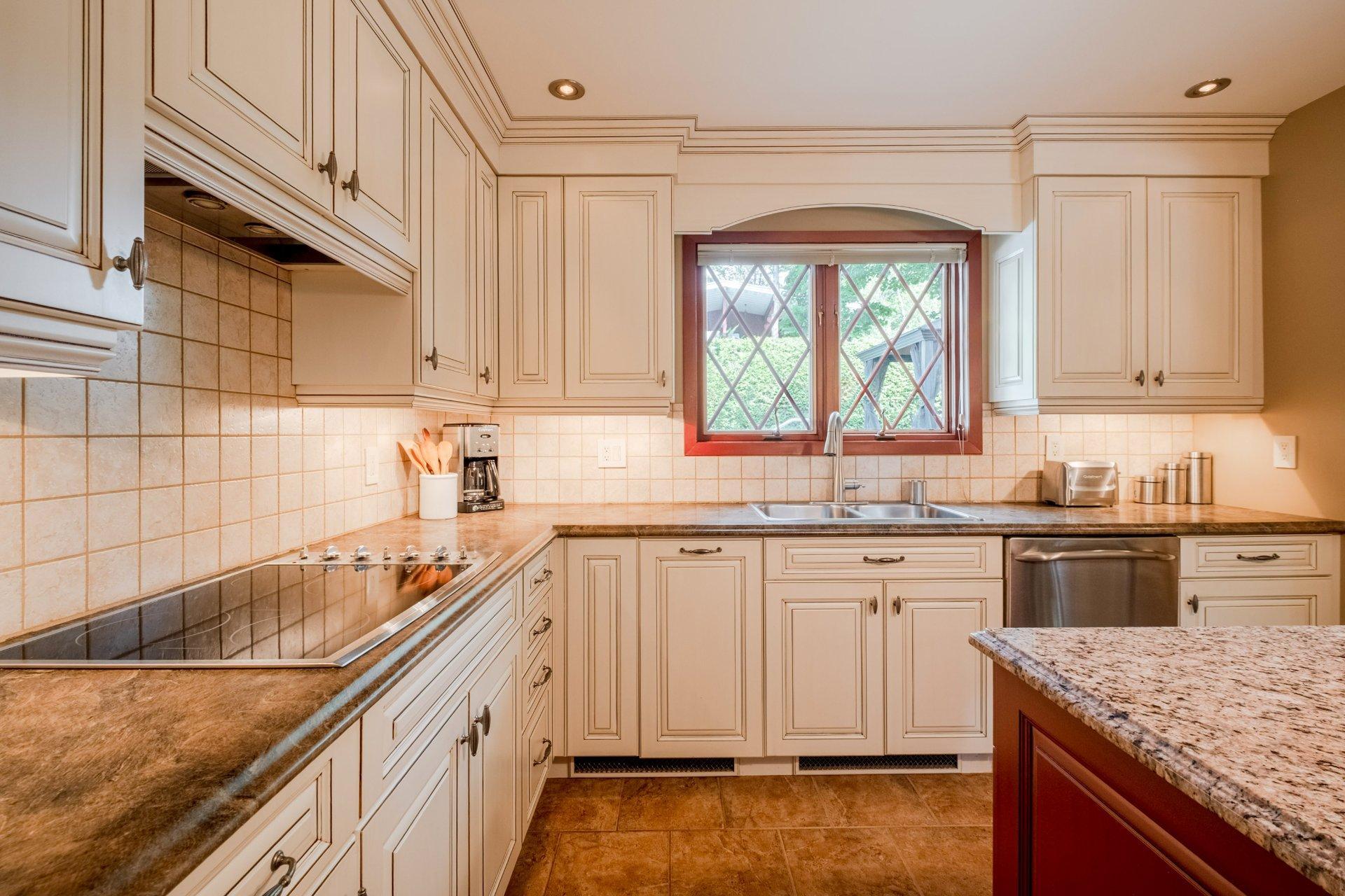 









410


Rue Denonville

,
Sherbrooke (Les Nations),




QC
J1J2K2

