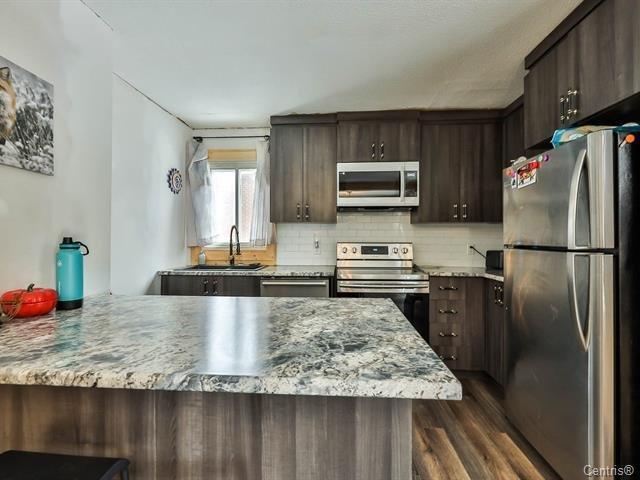 









241


Rue Church

,
Gatineau (Buckingham),




QC
J8L1R2

