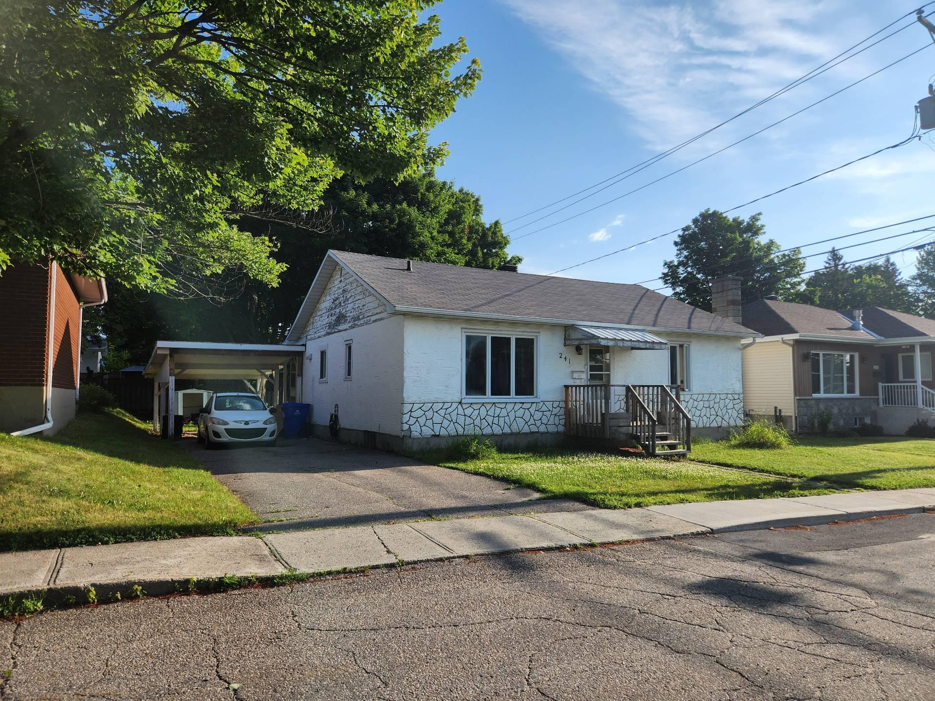 









241


Rue Church

,
Gatineau (Buckingham),




QC
J8L1R2

