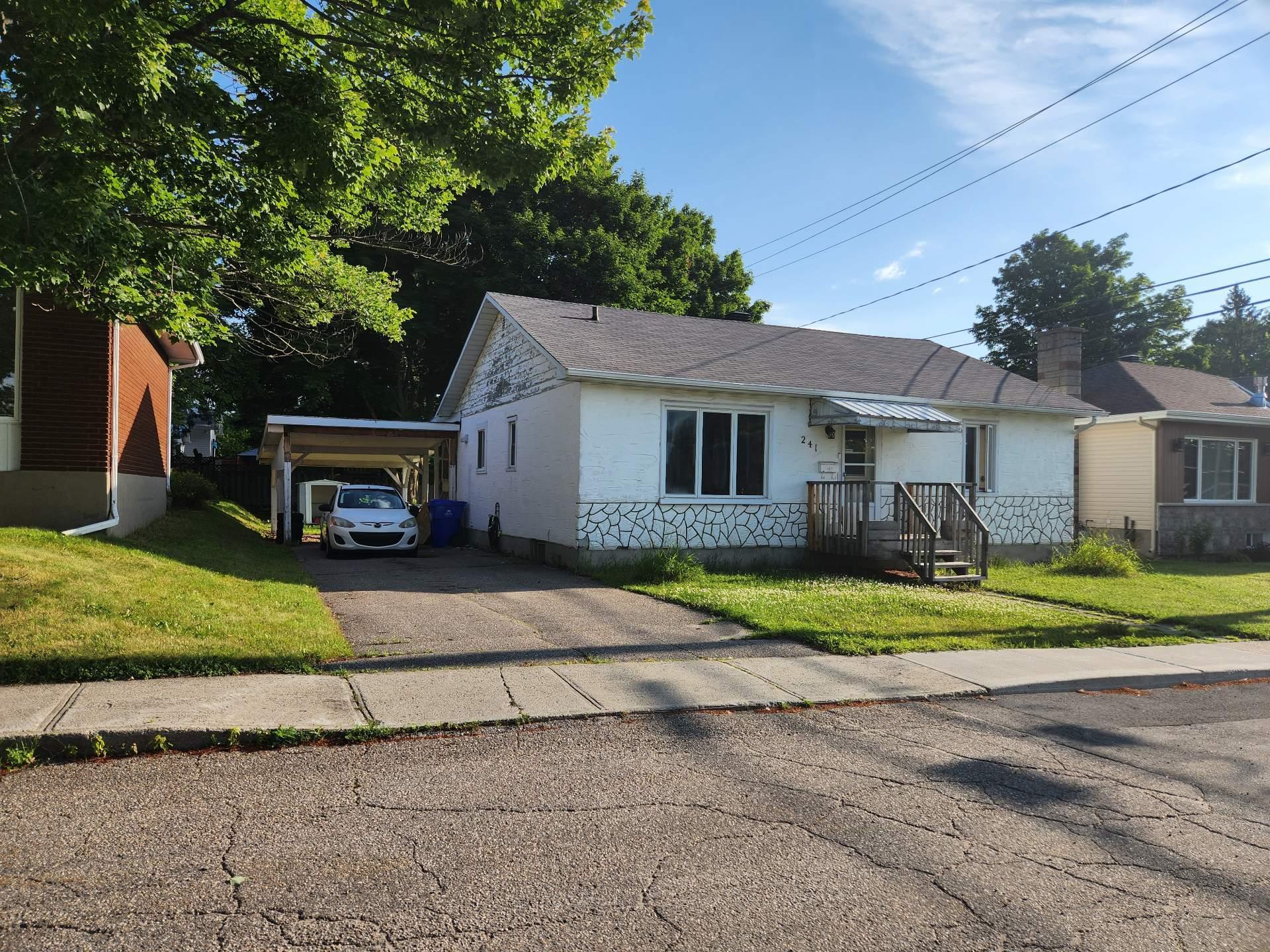 









241


Rue Church

,
Gatineau (Buckingham),




QC
J8L1R2

