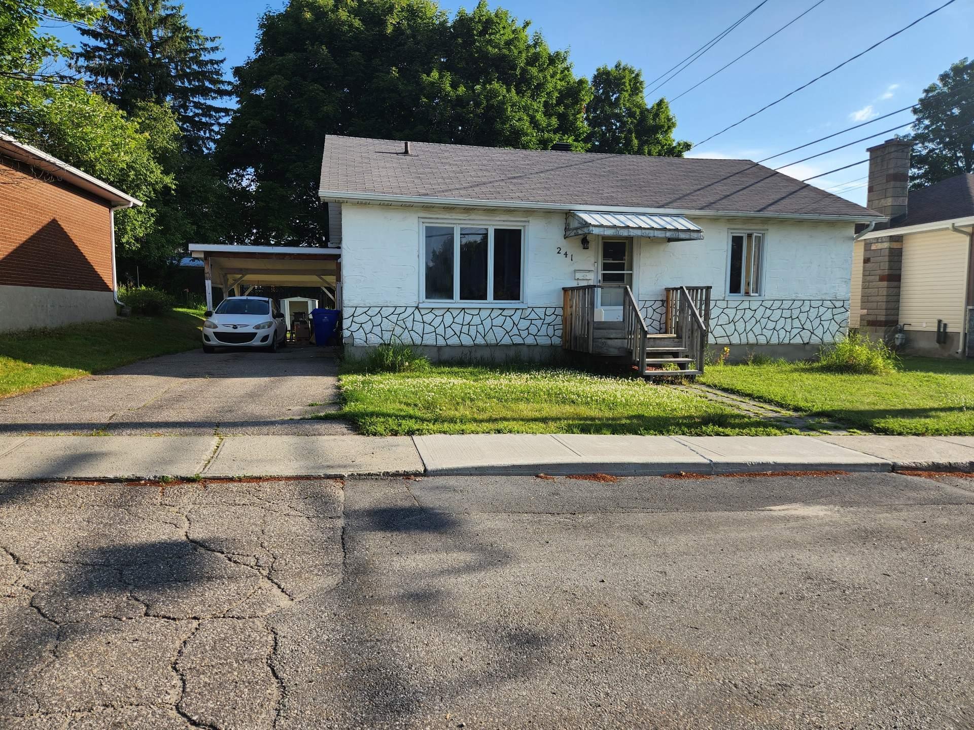 









241


Rue Church

,
Gatineau (Buckingham),




QC
J8L1R2

