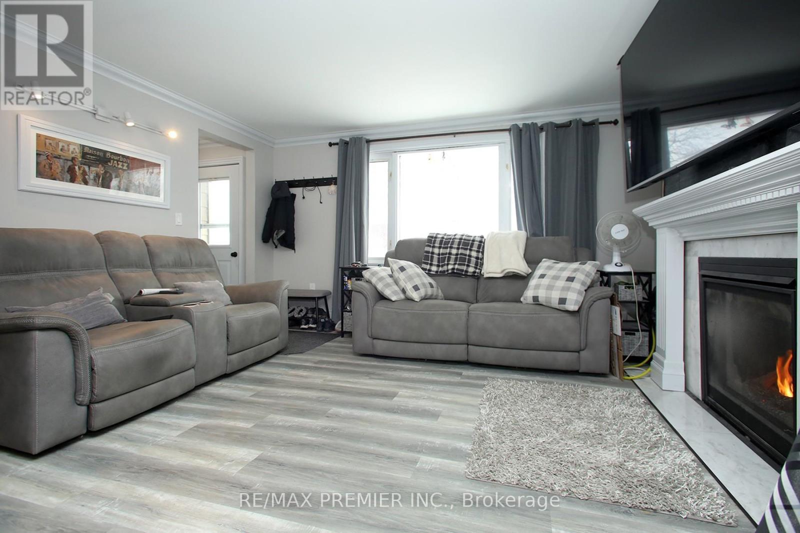 












1914 LIVERPOOL ROAD

,
Pickering,




Ontario
L1V1W5

