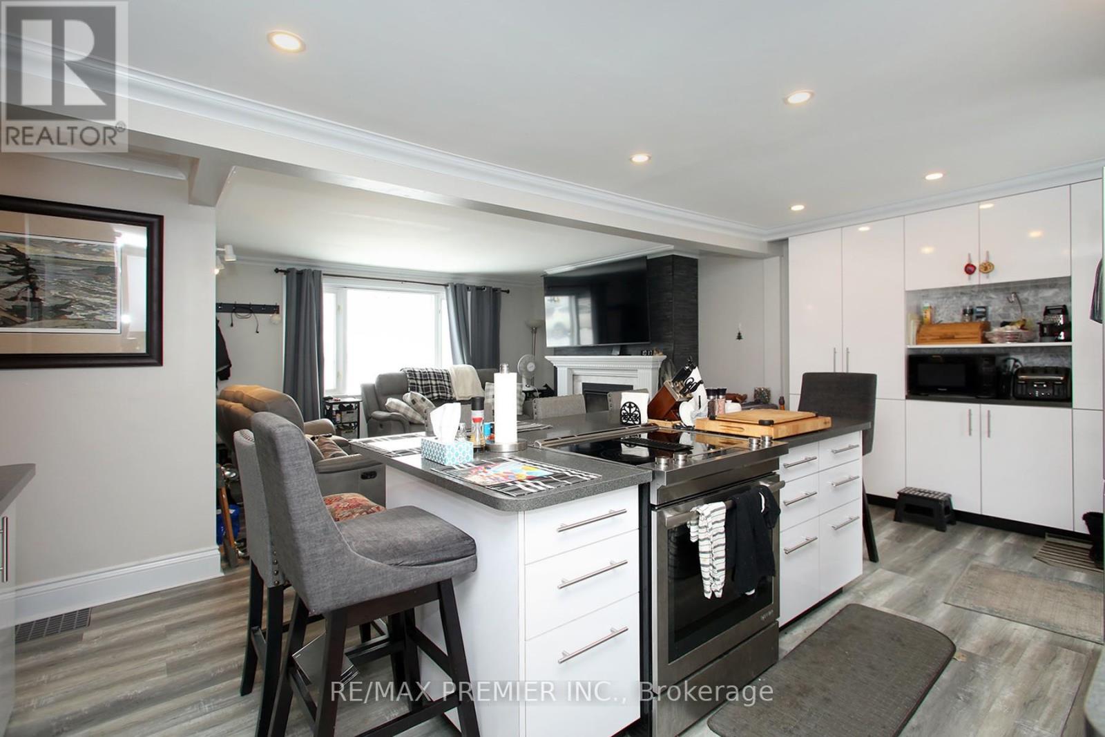 












1914 LIVERPOOL ROAD

,
Pickering,




Ontario
L1V1W5

