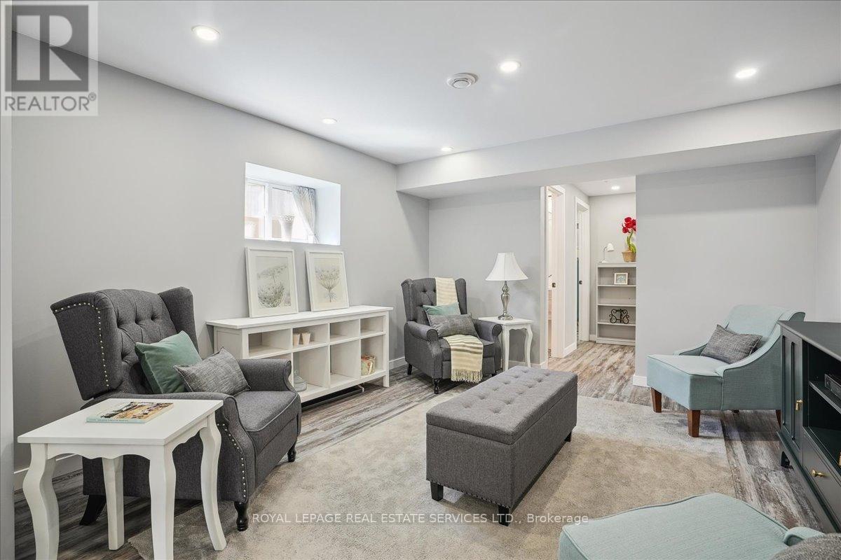












5956 CHERCOVER COURT

,
Burlington,




Ontario
L7L6T2

