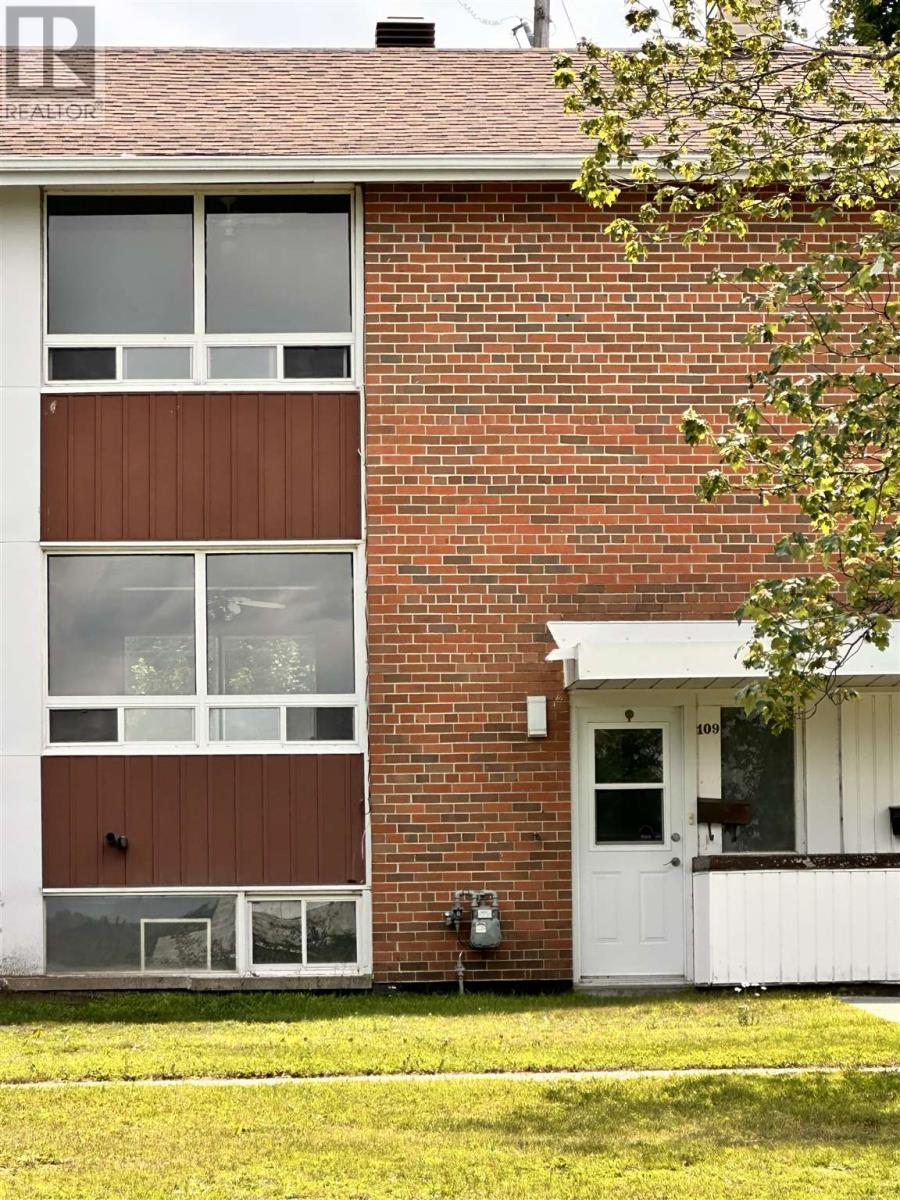 












109 Hillside DR S

,
Elliot Lake,




Ontario
P5A1X5

