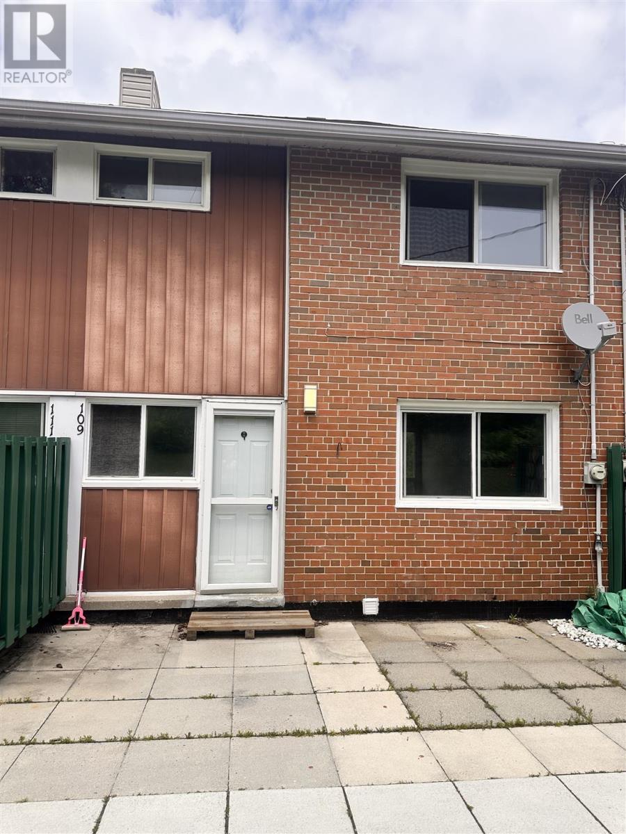 












109 Hillside DR S

,
Elliot Lake,




Ontario
P5A1X5


