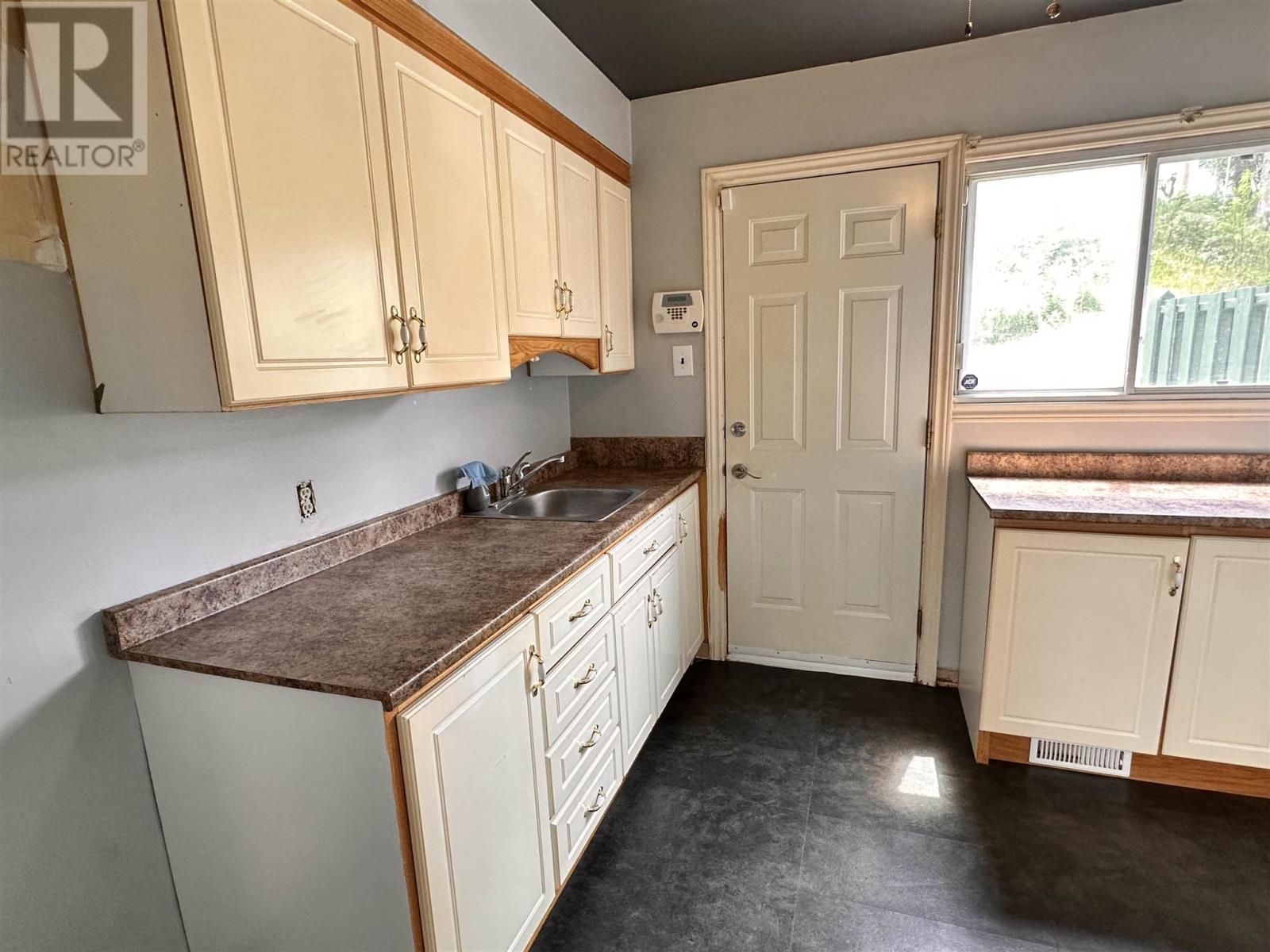 












109 Hillside DR S

,
Elliot Lake,




Ontario
P5A1X5

