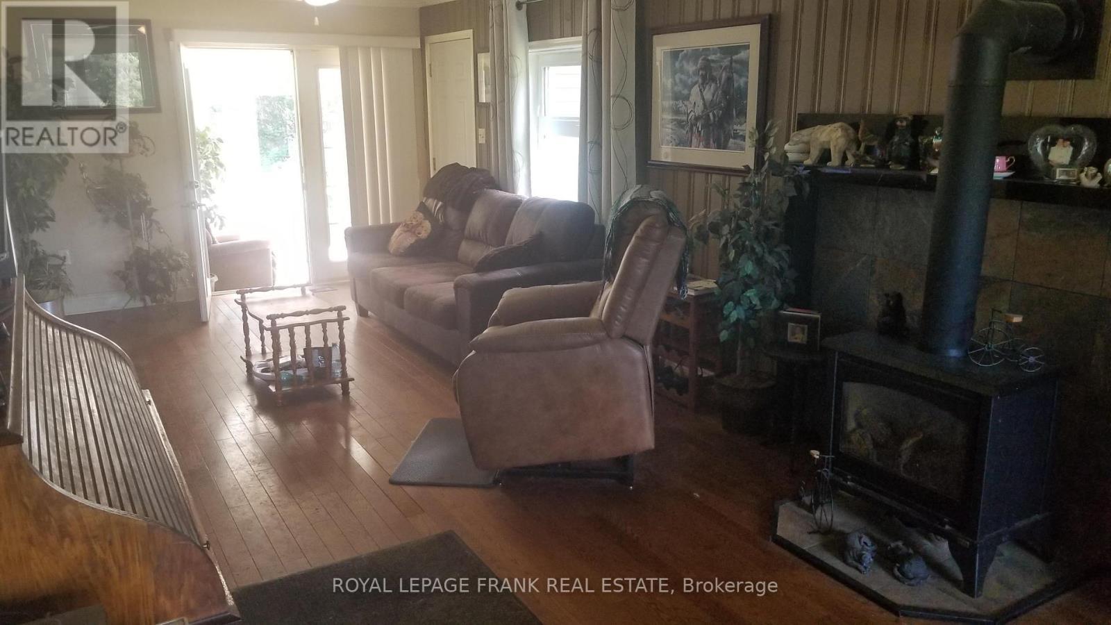 












31 BOULTER LAKE ROAD

,
Hastings Highlands (McClure Ward),




Ontario
K0L2K0

