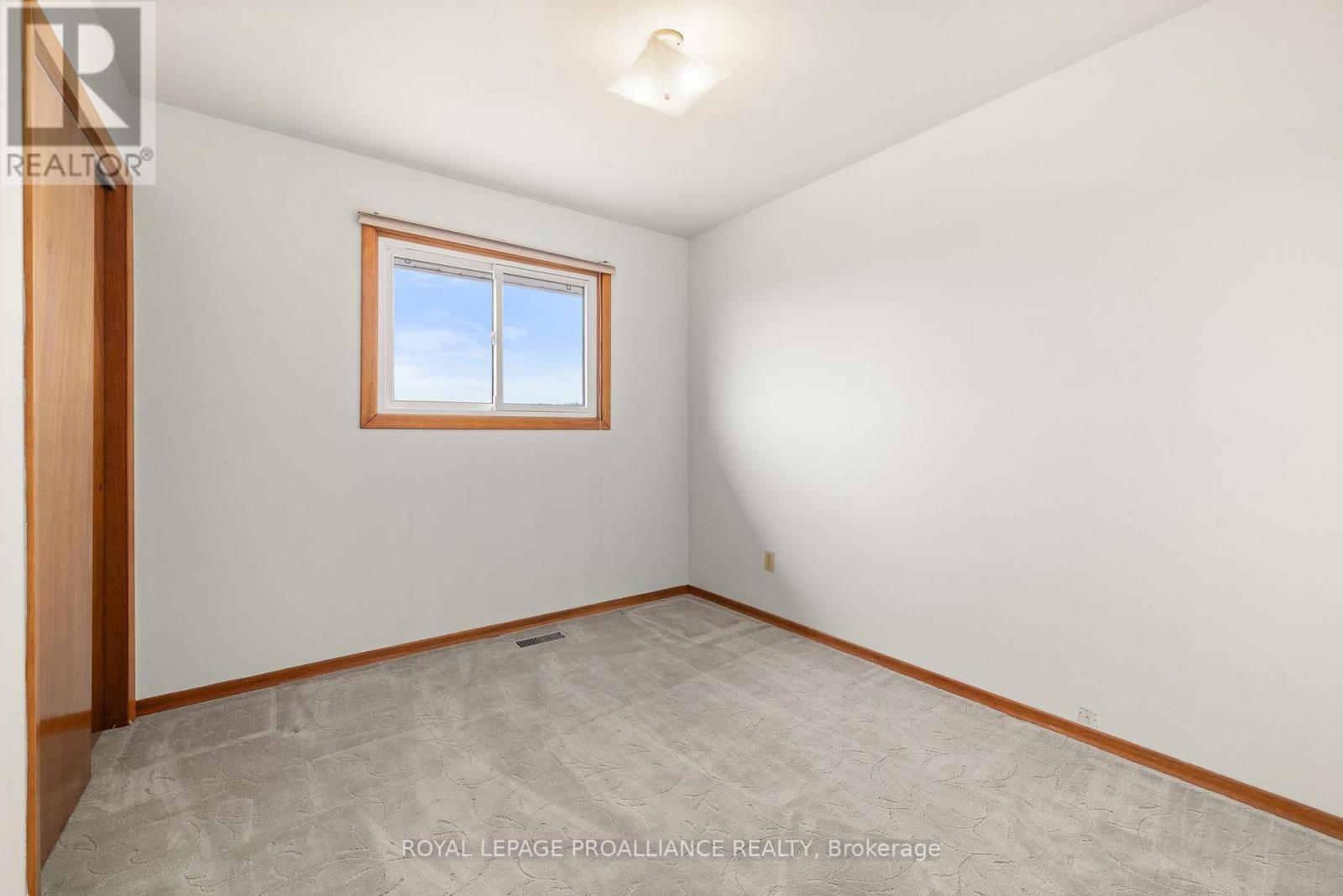 












207 CARMEL ROAD

,
Quinte West (Sidney Ward),




Ontario
K0K3E0

