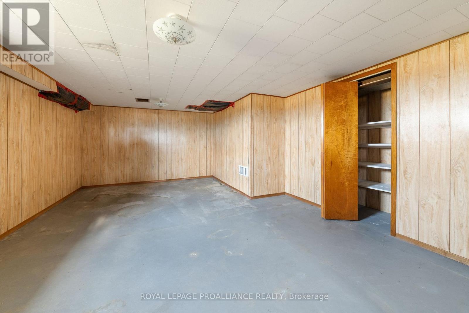 












207 CARMEL ROAD

,
Quinte West (Sidney Ward),




Ontario
K0K3E0

