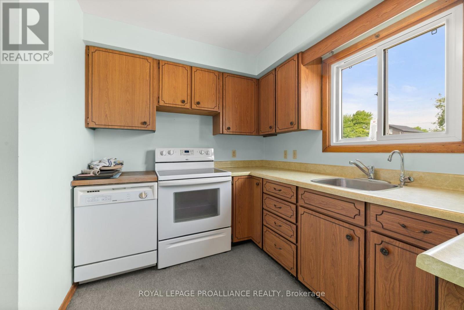 












207 CARMEL ROAD

,
Quinte West (Sidney Ward),




Ontario
K0K3E0

