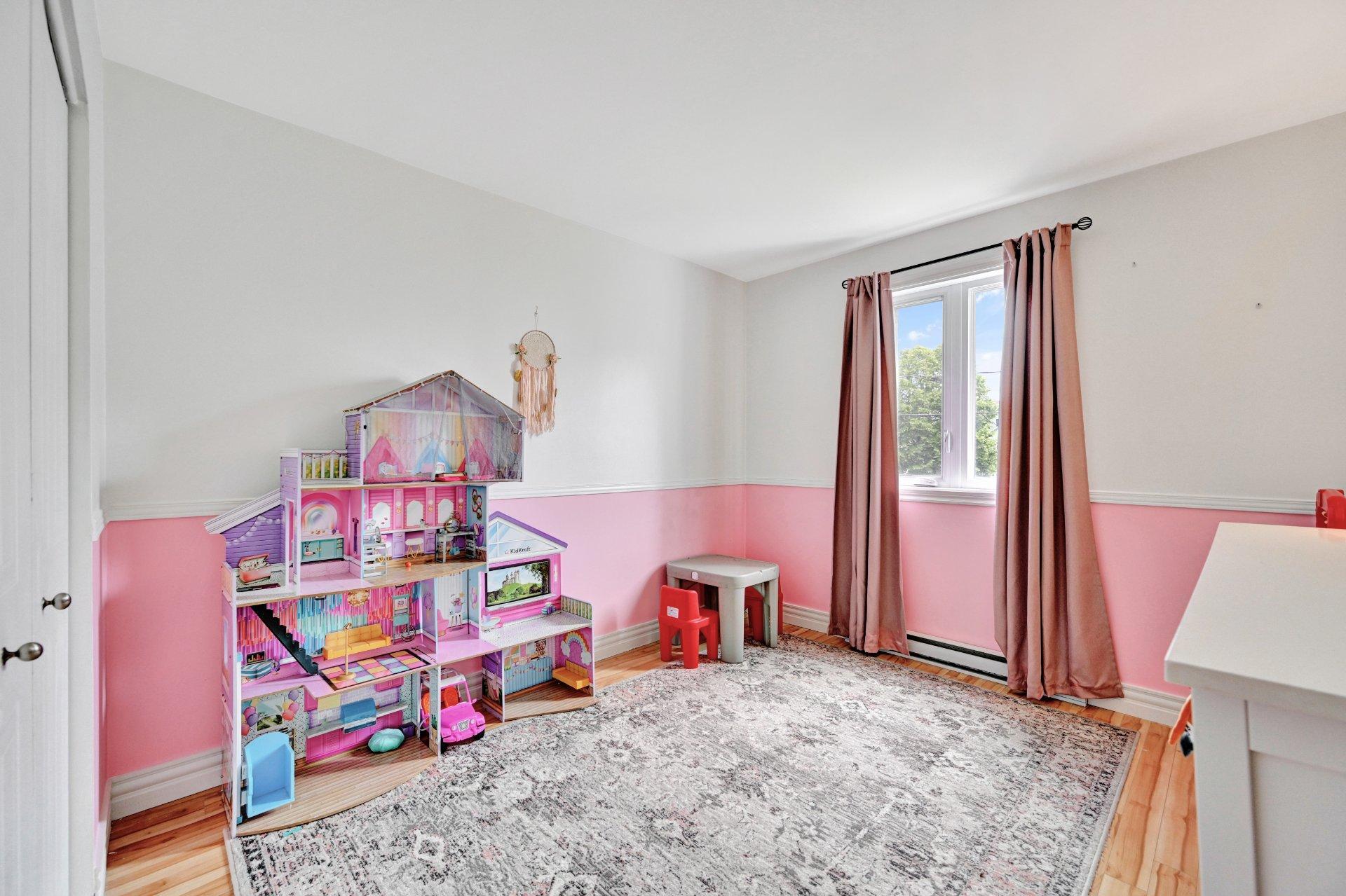 









1382


Rue Zotique-Giard

, 3,
Chambly,




QC
J3L5T2

