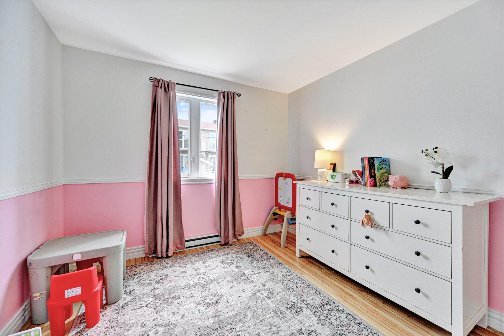 









1382


Rue Zotique-Giard

, 3,
Chambly,




QC
J3L5T2

