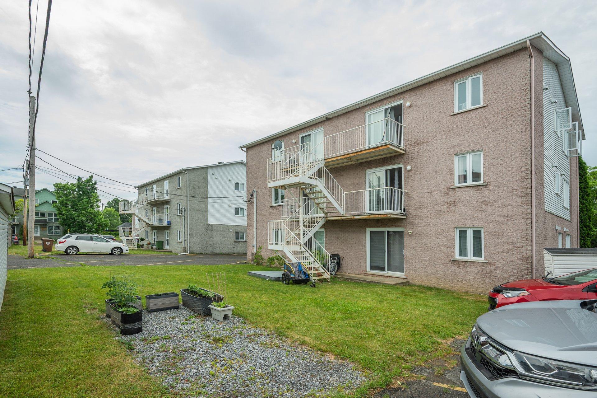 









1382


Rue Zotique-Giard

, 3,
Chambly,




QC
J3L5T2

