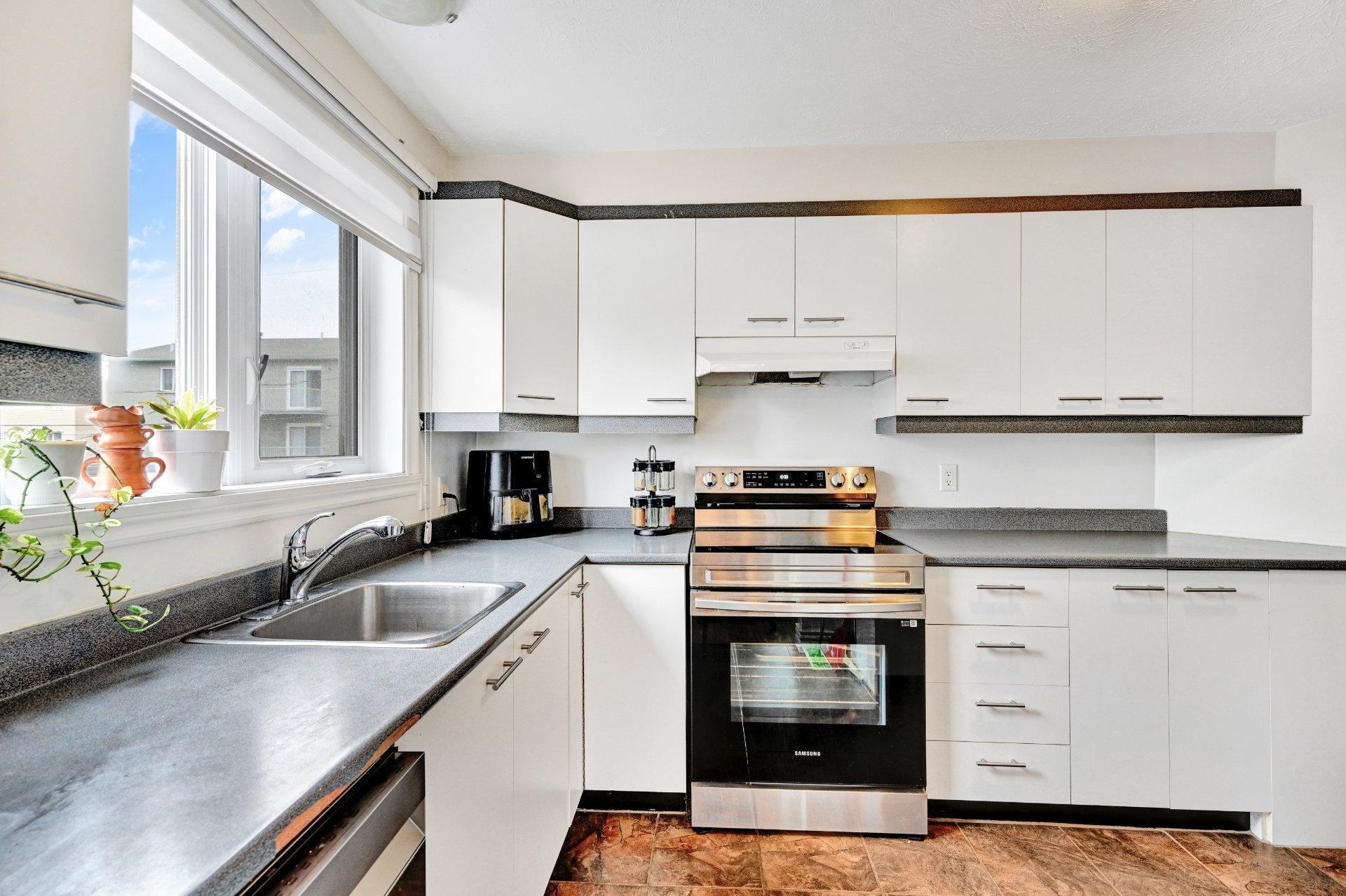 









1382


Rue Zotique-Giard

, 3,
Chambly,




QC
J3L5T2

