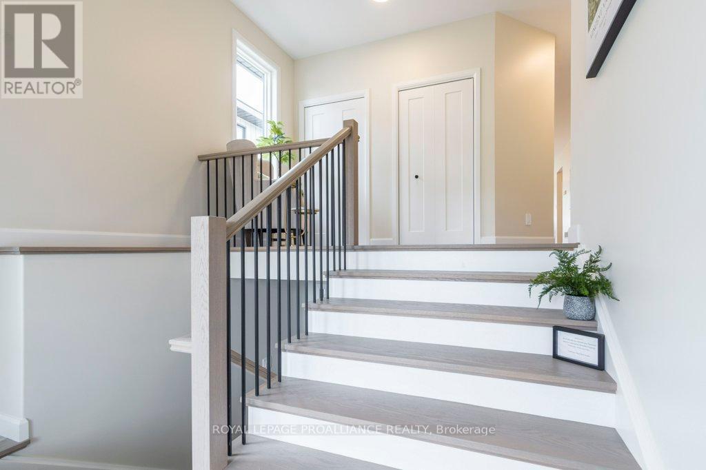 












35 MEAGAN LANE

,
Quinte West (Frankford Ward),




Ontario
K0K2C0

