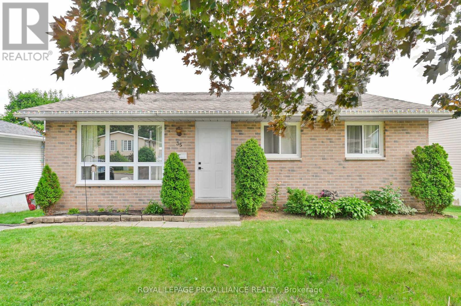 












35 VAN ALSTINE DRIVE

,
Quinte West (Trenton Ward),




Ontario
K8V6K7

