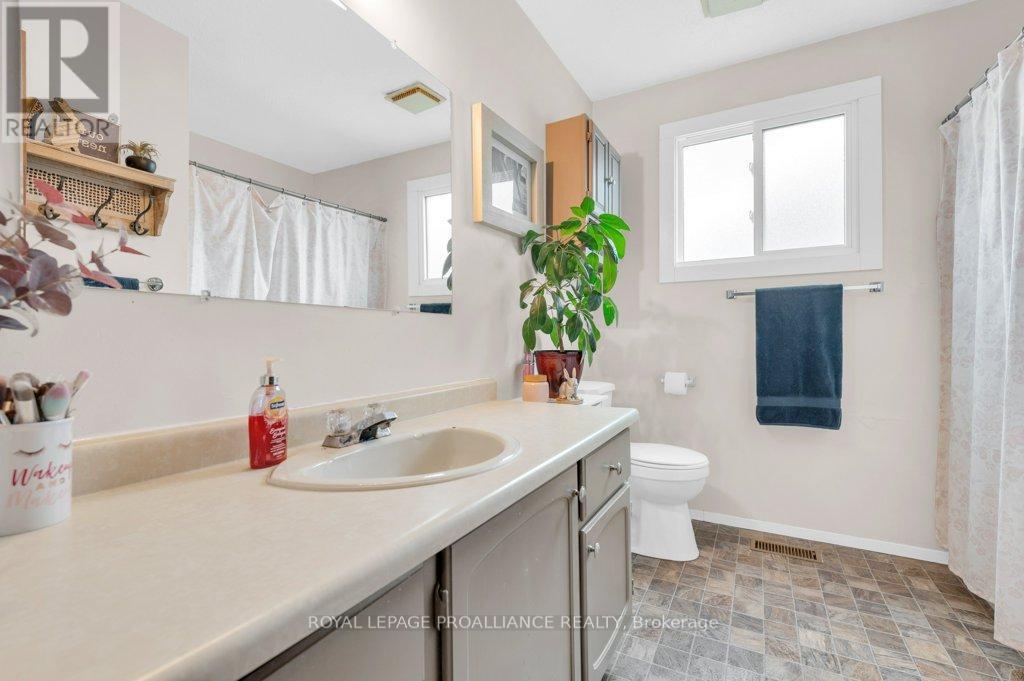 












35 VAN ALSTINE DRIVE

,
Quinte West (Trenton Ward),




Ontario
K8V6K7

