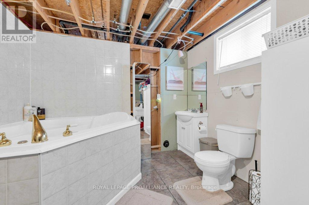 












35 VAN ALSTINE DRIVE

,
Quinte West (Trenton Ward),




Ontario
K8V6K7

