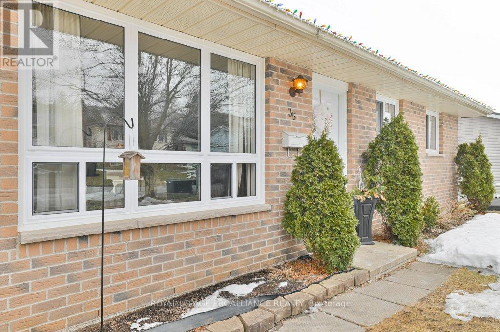 












35 VAN ALSTINE DRIVE

,
Quinte West (Trenton Ward),




Ontario
K8V6K7


