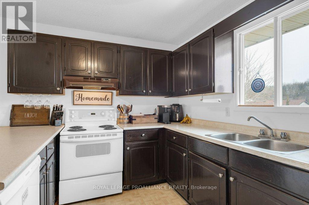 












35 VAN ALSTINE DRIVE

,
Quinte West (Trenton Ward),




Ontario
K8V6K7

