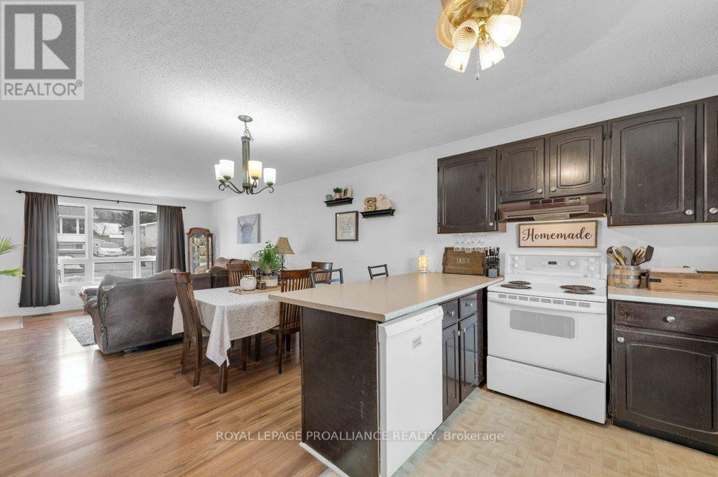 












35 VAN ALSTINE DRIVE

,
Quinte West (Trenton Ward),




Ontario
K8V6K7

