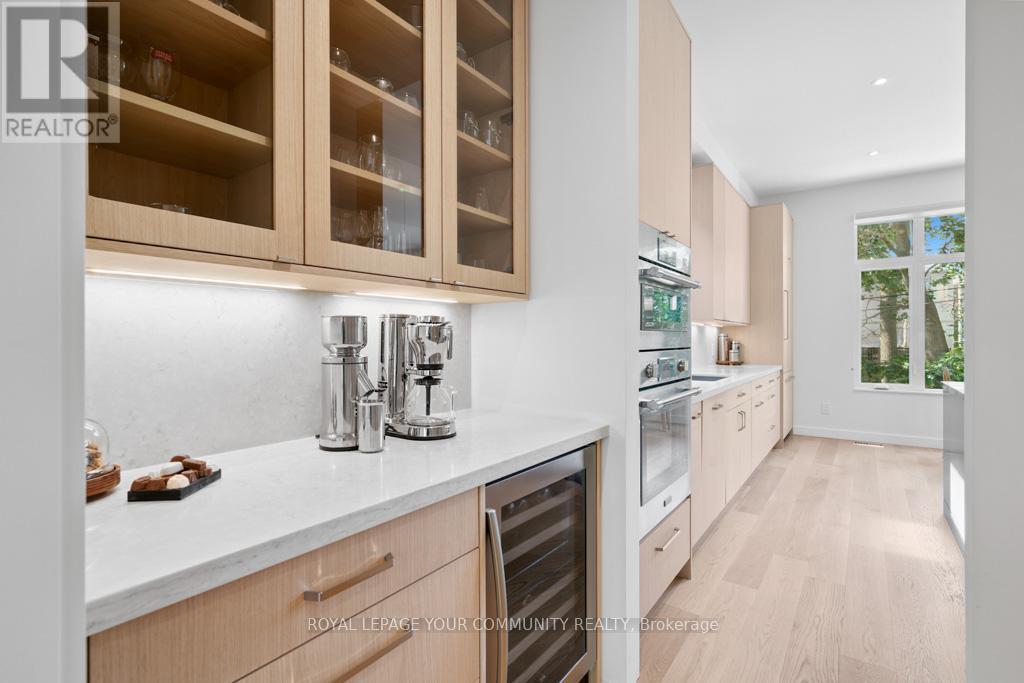 












264 JOICEY BOULEVARD

,
Toronto,




Ontario
M5M2V7

