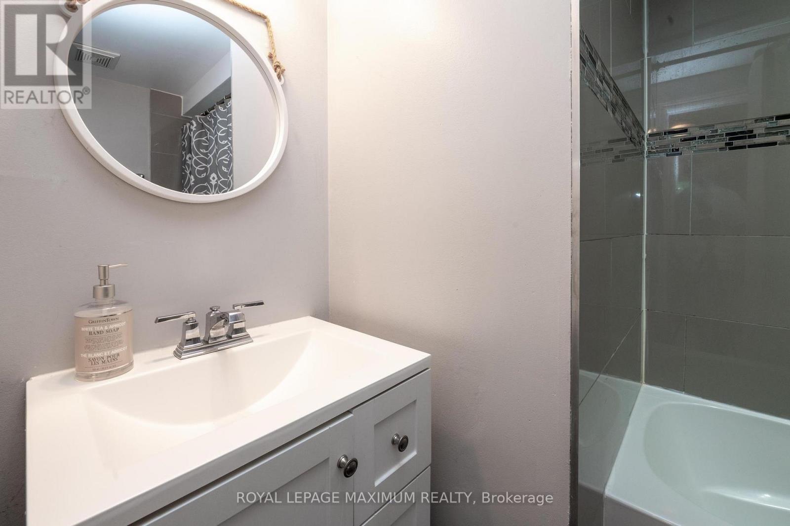












64 GLENMORE CRESCENT

,
Brampton,




Ontario
L6S1H8


