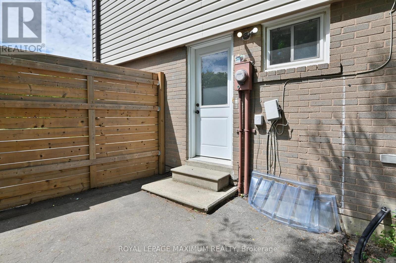 












64 GLENMORE CRESCENT

,
Brampton,




Ontario
L6S1H8

