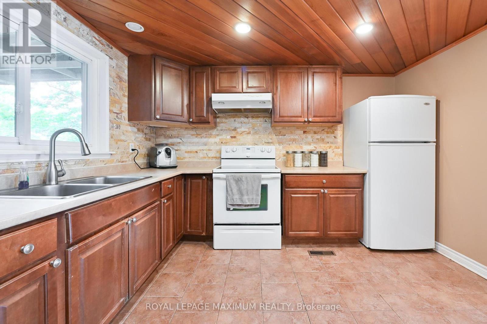 












64 GLENMORE CRESCENT

,
Brampton,




Ontario
L6S1H8

