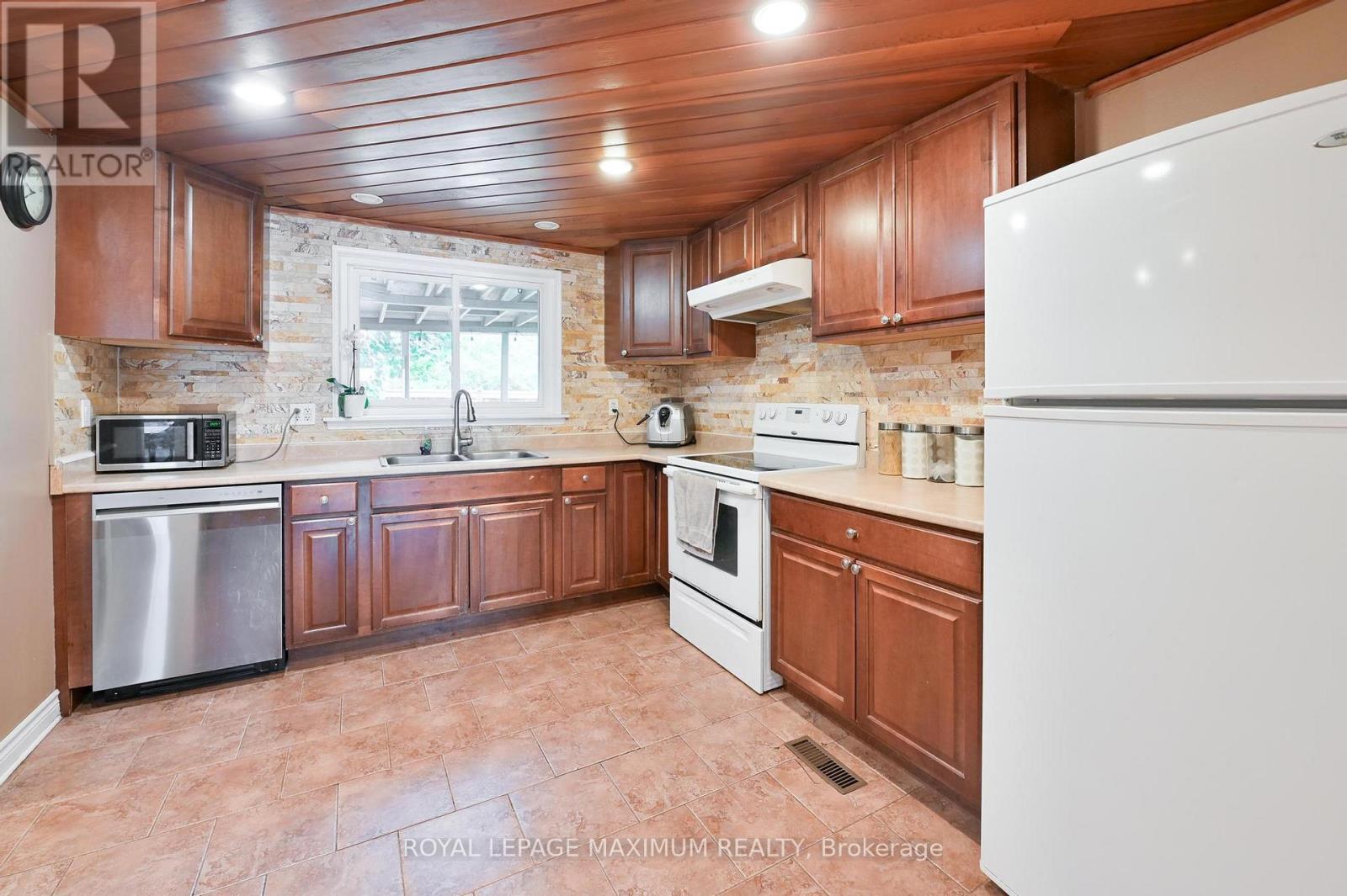 












64 GLENMORE CRESCENT

,
Brampton,




Ontario
L6S1H8

