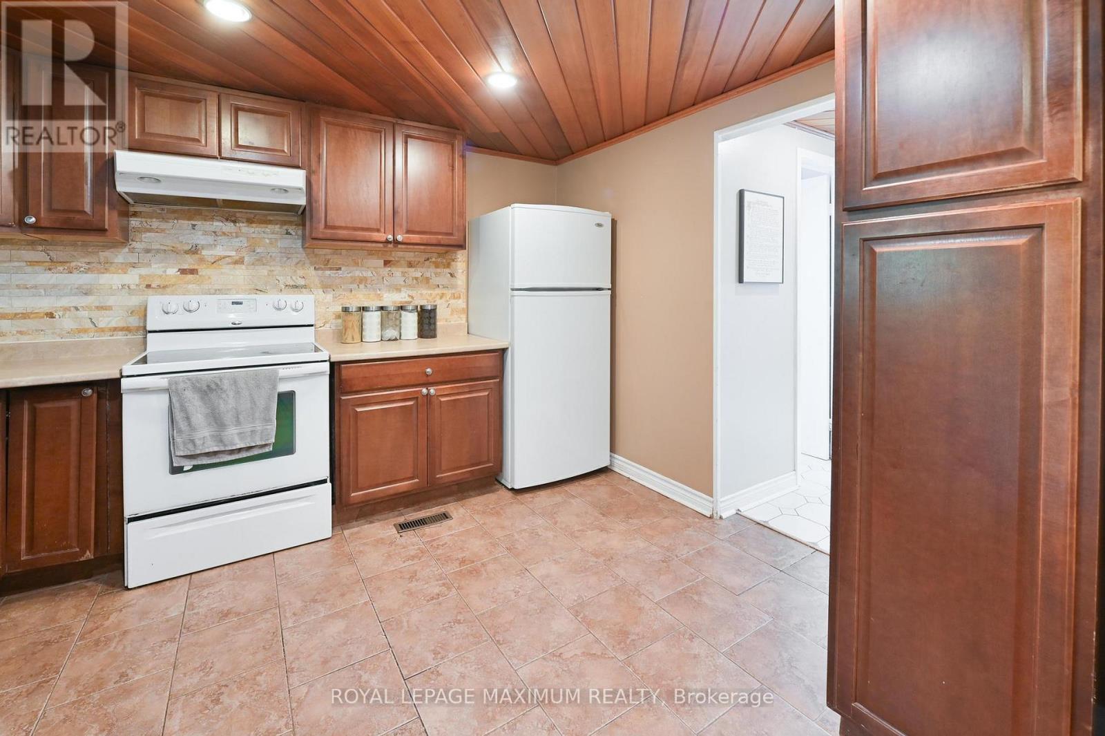 












64 GLENMORE CRESCENT

,
Brampton,




Ontario
L6S1H8

