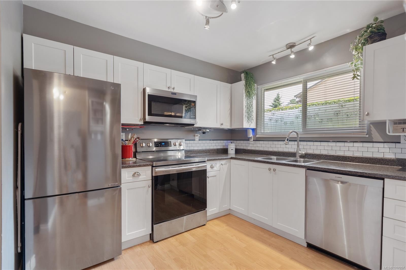 









1506


Admirals

Rd, 48,
View Royal,




BC
V9A 7B1

