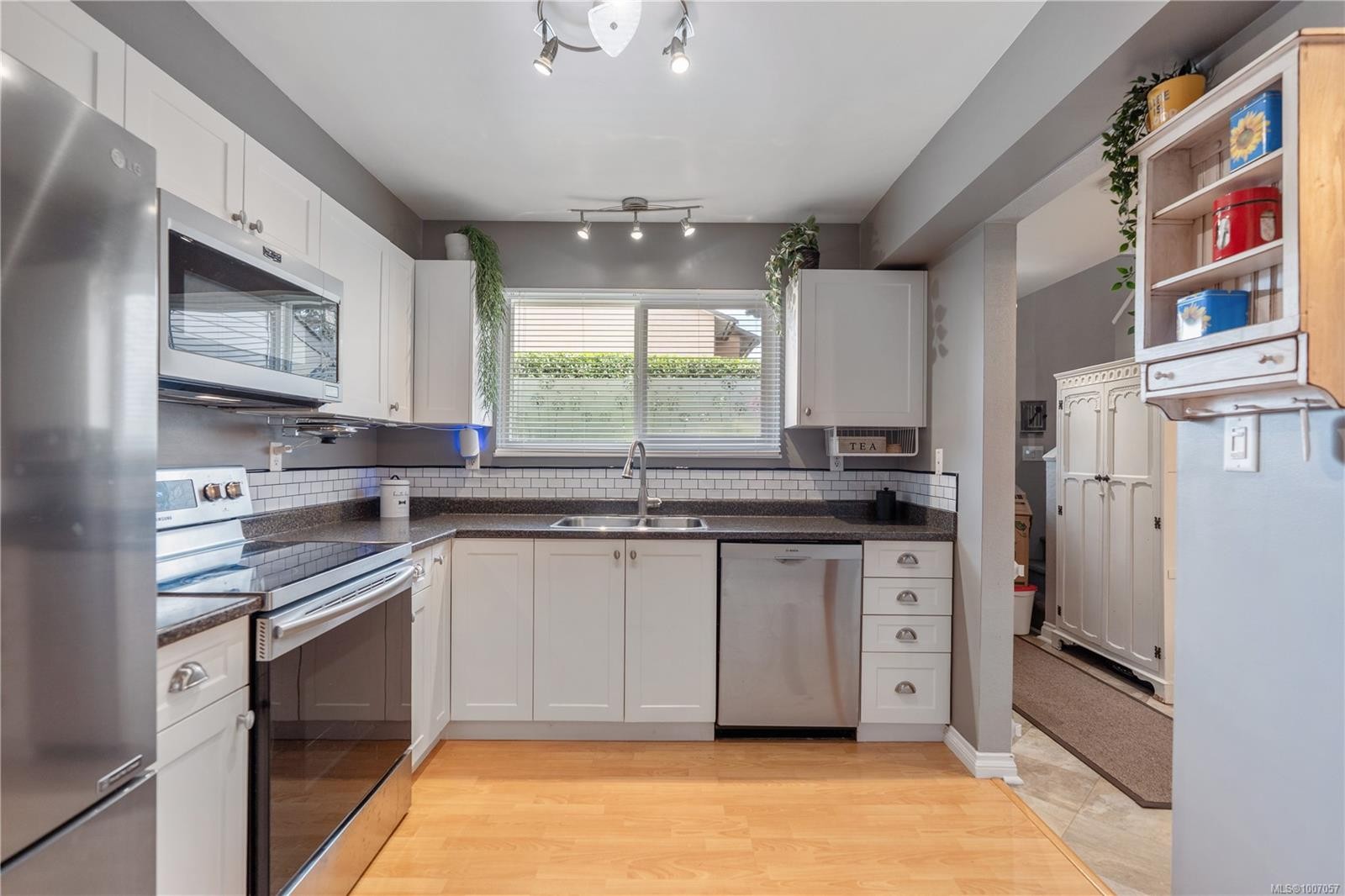 









1506


Admirals

Rd, 48,
View Royal,




BC
V9A 7B1

