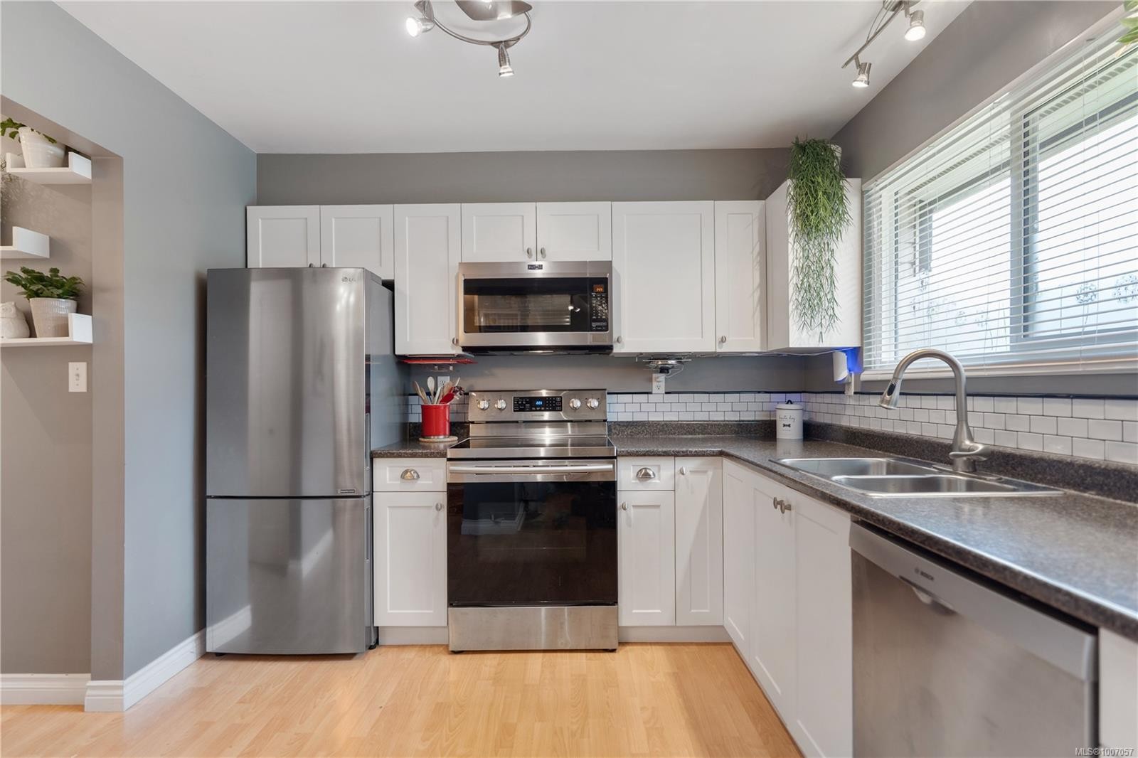 









1506


Admirals

Rd, 48,
View Royal,




BC
V9A 7B1

