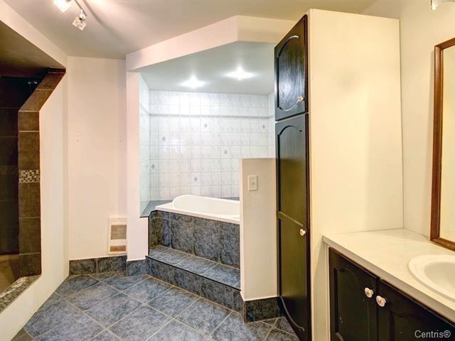 









16

 - 18


Rue Charlebois

,
Saint-Lin/Laurentides,




QC
J5M1T1

