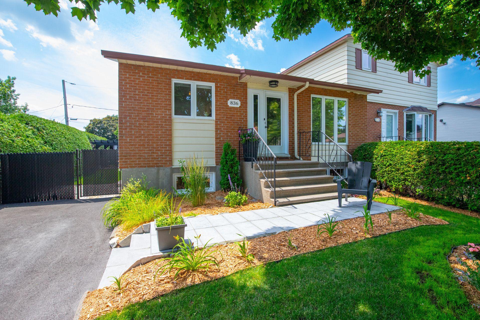 









836


Rue F.-X.-Garneau

,
Sainte-Julie,




QC
J3E1N6

