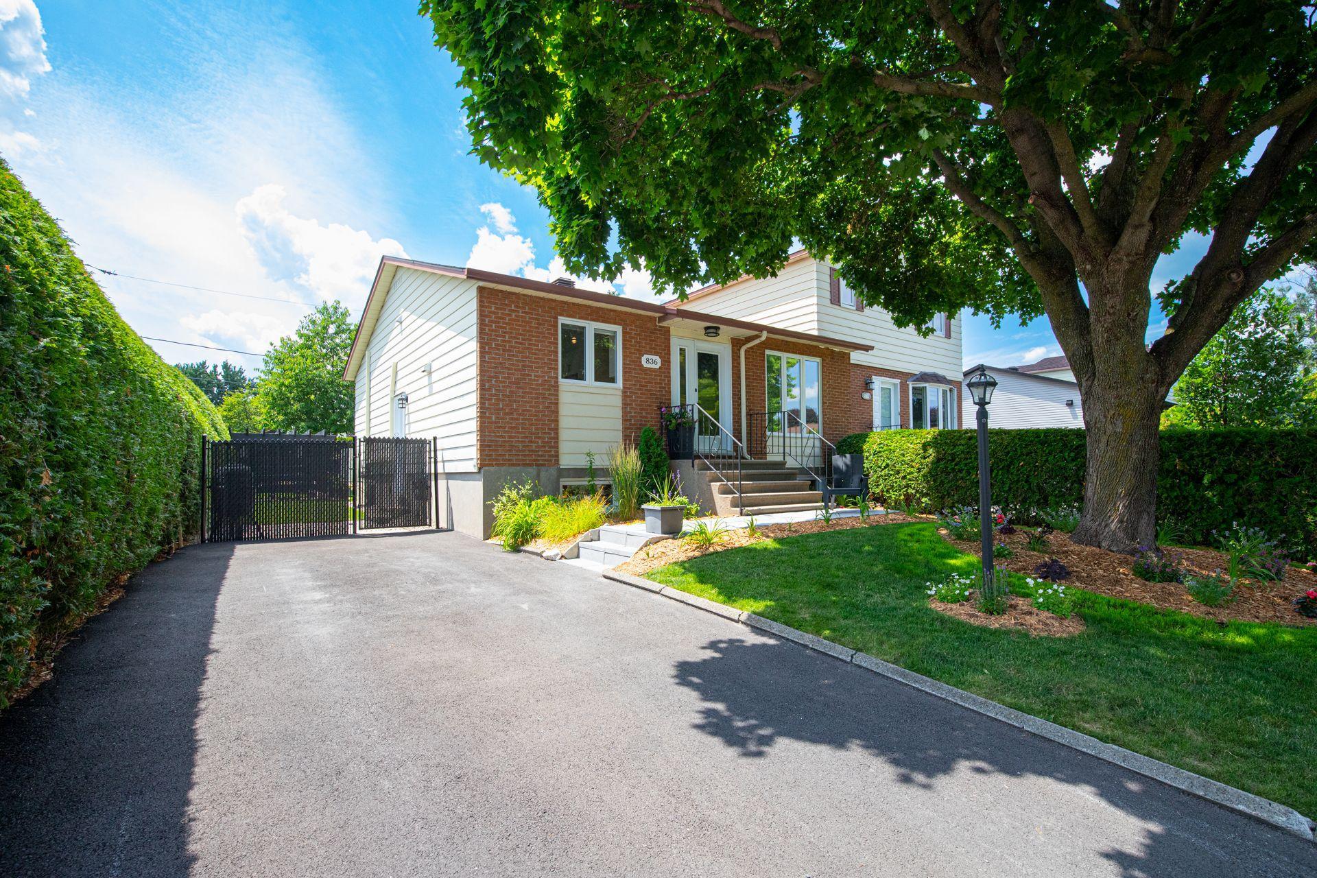 









836


Rue F.-X.-Garneau

,
Sainte-Julie,




QC
J3E1N6

