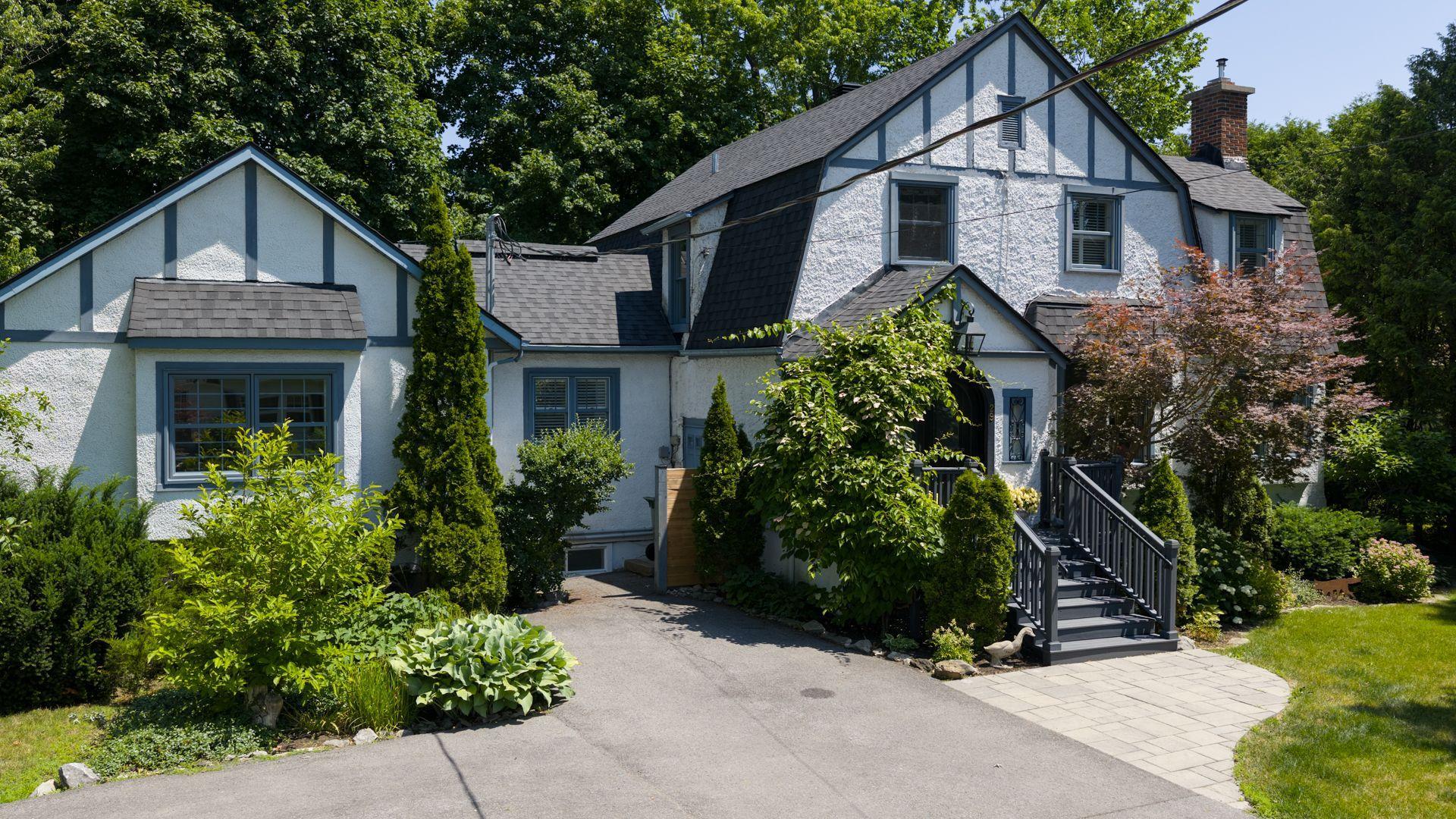 









29


Av. Brunet

,
Pointe-Claire,




QC
H9S4T4

